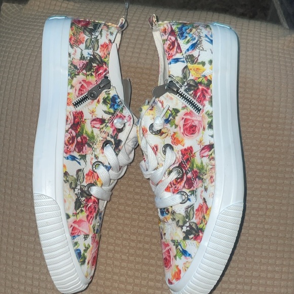 Blowfish Malibu floral sneakers w/zipper accent on sides.
NEW - Picture 4 of 8